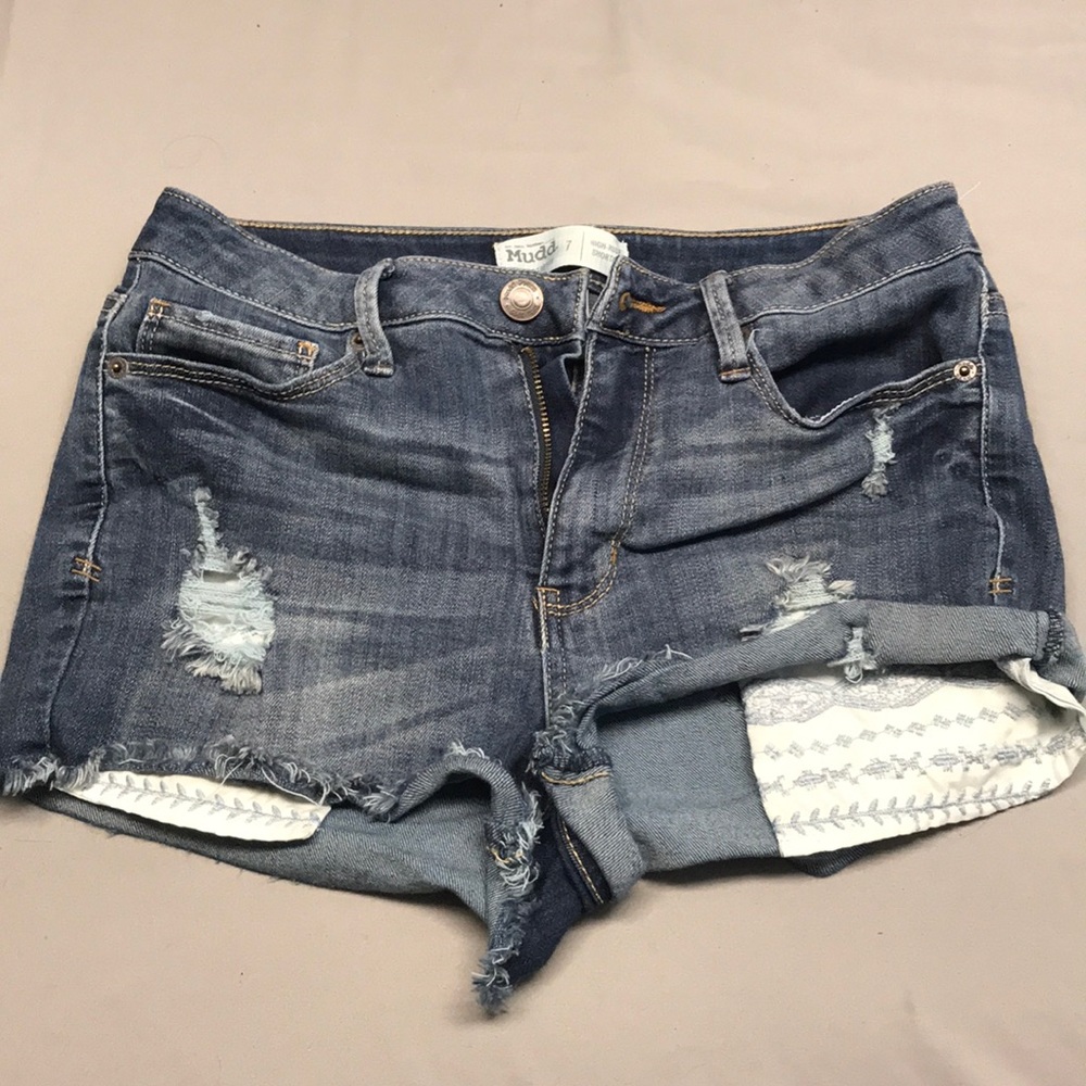 High rise shorts w/ pocket detailing